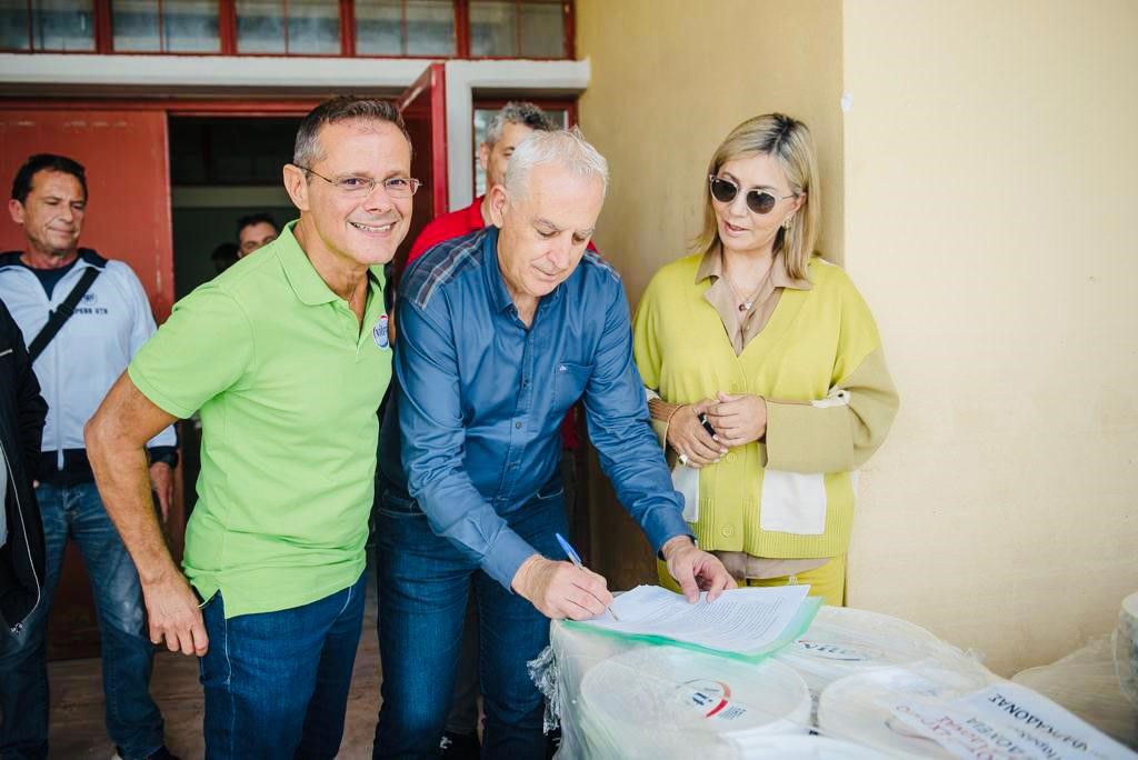 Με δωρεές εταιρειών χρωμάτων βάφονται τα σχολεία